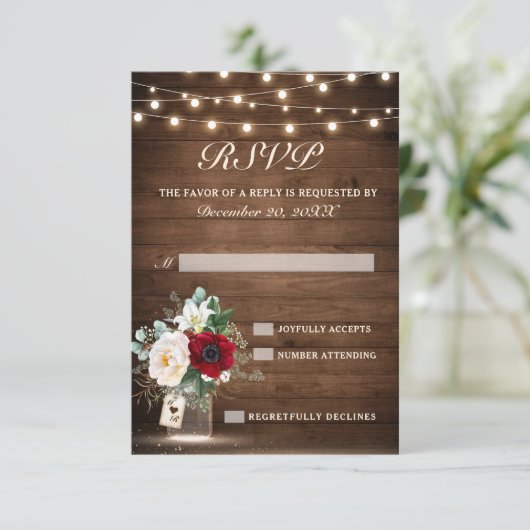 Rustic Wood String Lights Burgundy Floral Wedding RSVP Kaartje (Staand voorkant)