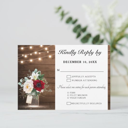 Rustic Wood String Lights Burgundy Floral Wedding RSVP Kaartje (Staand voorkant)