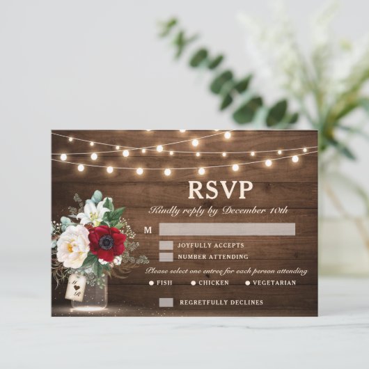 Rustic Wood String Lights Burgundy Floral Wedding RSVP Kaartje (Staand voorkant)