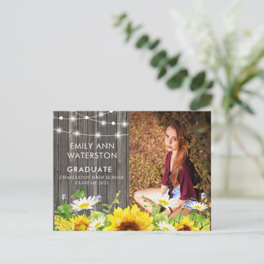 Rustic Wood & String Lights Foto Graduparty Uitnodiging Briefkaart (Staand voorkant)