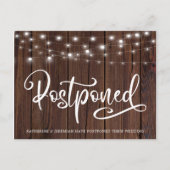 Rustic Wood String Lights Huwelijk Uitstel Briefkaart (Voorkant)