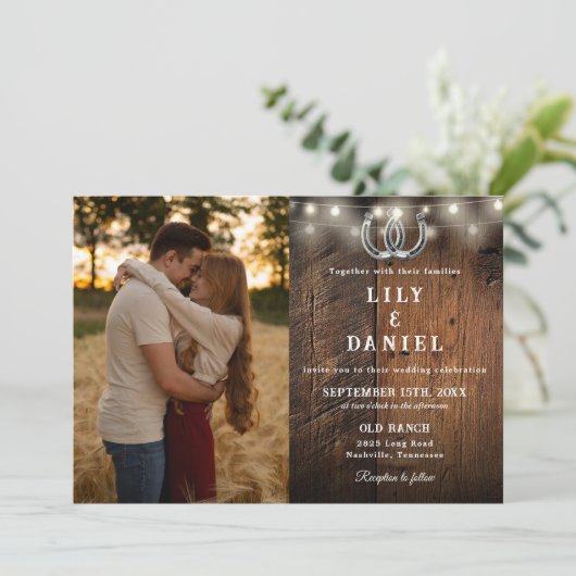 Rustic Wood String Lights Photo QR Code Wedding Kaart (Staand voorkant)