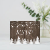 Rustic Wood String Lights Pine Trees Wedding RSVP Uitnodiging Briefkaart (Staand voorkant)