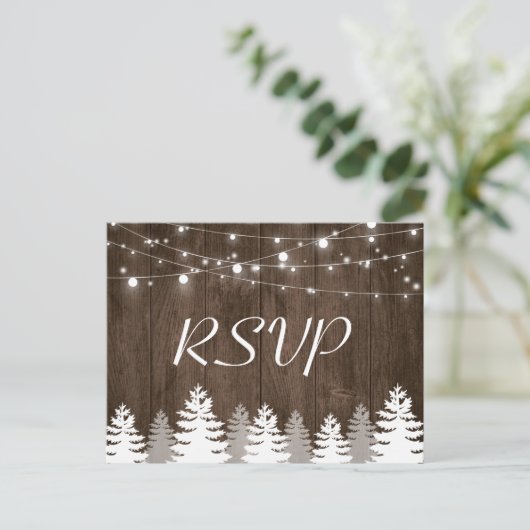 Rustic Wood String Lights Pine Trees Wedding RSVP Uitnodiging Briefkaart (Staand voorkant)