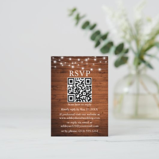 Rustic Wood String Lights QR Wedding RSVP Informatiekaartje (Staand voorkant)