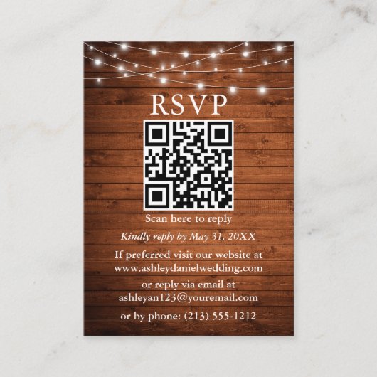 Rustic Wood String Lights QR Wedding RSVP Informatiekaartje (Voorkant)