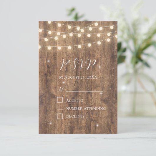 Rustic Wood & String Lights RSVP Kaart | Schuur (Staand voorkant)