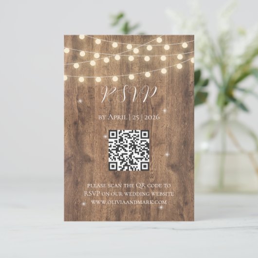 Rustic Wood & String Lights RSVP Kaart | Schuur (Staand voorkant)