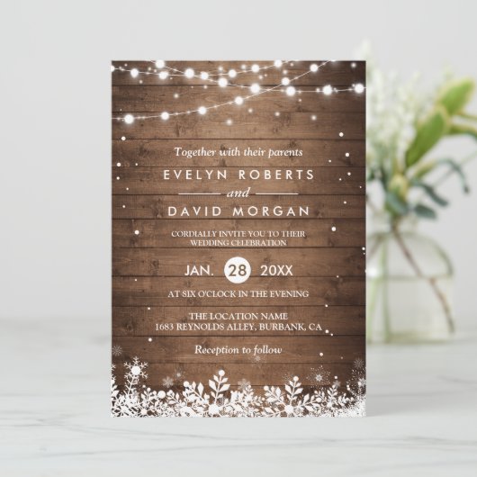 Rustic Wood String Lights Snowflake Winter Wedding Kaart (Staand voorkant)