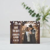 Rustic Wood String Lights Wedding Foto Aankondigingskaart (Staand voorkant)