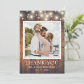 Rustic Wood String Lights Wedding Foto Bedankkaart (Staand voorkant)