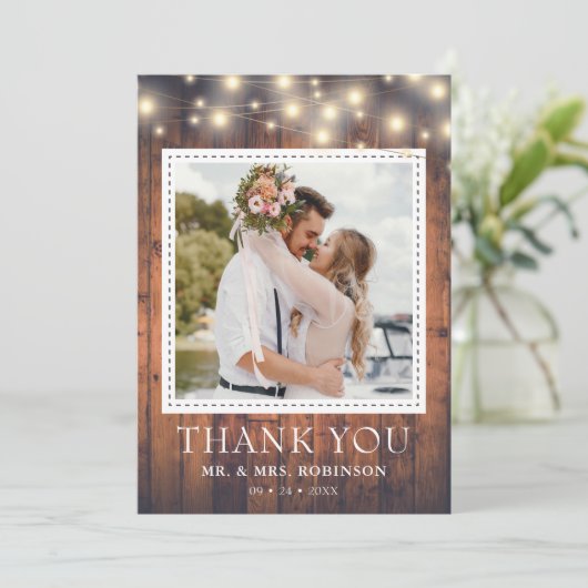 Rustic Wood String Lights Wedding Foto Bedankkaart (Staand voorkant)