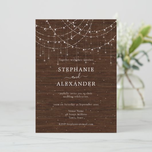 Rustic Wood String Lights Wedding Uitnodiging (Staand voorkant)