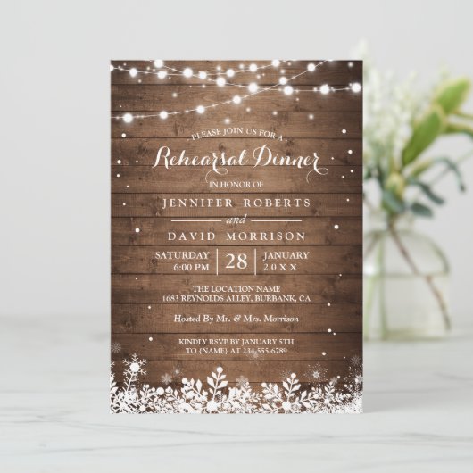 Rustic Wood String Lights Winter Rehearsal Dinner Kaart (Staand voorkant)