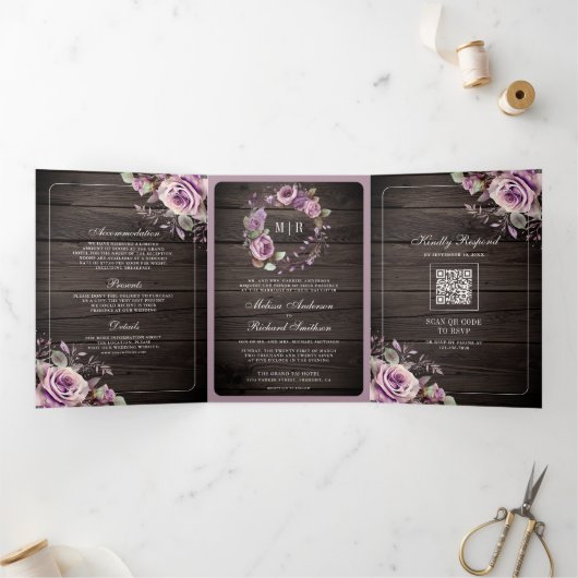 Rustic Wood Stusty Paarse Floral QR Code Weddensch Drieluik Uitnodiging (Binnen)