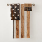 Rustic Wood Tone American Flag Horizontal Bad Handdoek (Insitu)