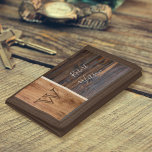 Rustic Wood Tone Monogram Drievoud Portemonnee<br><div class="desc">Houd je geld en kaarten met een klassieke blik houttonen met de Rustic Wood Tone Monogram drievoudig. Pas uw Monogram en naam aan.</div>