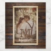 Rustic Wood Tone Monogram Weddenschap Wijn Etiket (Enkel label)