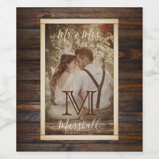 Rustic Wood Tone Monogram Weddenschap Wijn Etiket (Enkel label)