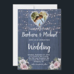 Rustic Wood Twinkle Lights Foto Floral Wedding Kaart<br><div class="desc">Deze mooie waterverf Rustic Romantic Wood Twinkle Lights Photo Floral bruiloft uitnodiging beschikt over een rustieke leisteen blauw houten achtergrond met roze en witte bloemetjes, met slechts een vleugje paarse, gemarkeerd door een foto van de bruid en bruidegom in het dubbele hart. Een vleugje kalligrafie is een perfecte aanvulling op...</div>