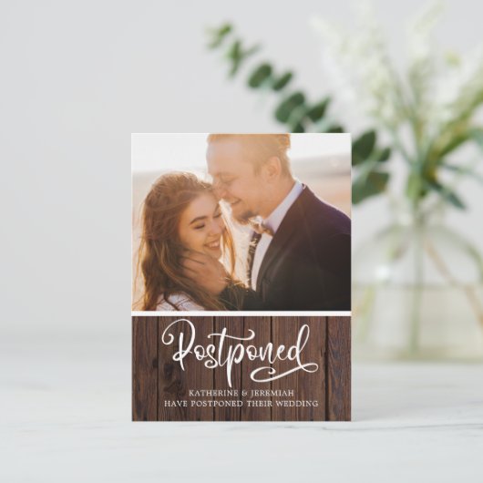 Rustic Wood Typography Huwelijk Uitstel Briefkaart (Staand voorkant)