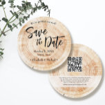 Rustic Wood Wedding Save the date met website Inv Kaart<br><div class="desc">Introductie van onze onderscheidende "Rustieke houten bruiloft Bewaar de datum met Website-uitnodiging"! Als u op zoek bent naar iets echt unieks en wilt breken uit het traditionele verlovingen koppels afbeelding, hebben wij de perfecte oplossing voor u. Dit ronde kaartontwerp is geïnspireerd op de natuurlijke schoonheid van houten schijfplaten die vaak...</div>