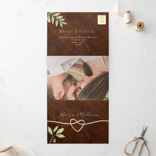 Rustic Wood Wedding Tri-Fold Uitnodiging (Buitenkant)
