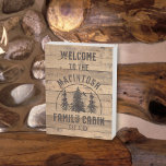 Rustic Wood WELKOM NAAR DE NAAM CABIN Houten Kist Print<br><div class="desc">Welkom gasten in uw cabine met dit bijtende hout WELKOM AAN het NAAM FAMILIE CABIN-teken met de datum van het jaar vastgesteld of andere tekst. Neem contact op met de ontwerper via Zazzle Chat of makeitaboutyoustore@gmail.com als u een aangepast ontwerp of een ander product wilt.</div>