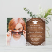 Rustic Wood & White Lace Afstuderen Foto Invitati Kaart (Staand voorkant)