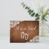 Rustic Wood & White Lace Het is een meisje Aankondigingskaart (Staand voorkant)