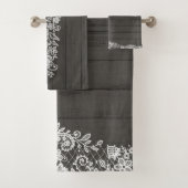 Rustic Wood & White Lace Lacy Farmhouse Bad Handdoek (Insitu)