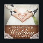 Rustic Wood & White Lace Wedding Photo Magneet<br><div class="desc">Een foto-fridge magneet. Robuusachtige stijl met houten planken achtergrond en witte vlakke decor. Meer objecten zijn in deze stijl in onze winkel verkrijgbaar. U kunt het ontwerp verder uitgeven,  kleuren,  doopvonten veranderen en extra teksten toevoegen door "verder"verbinding aan te passen.</div>