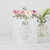 Rustic Wood White Rose Floral 80th Birthday Invite Kaart (Staand voorkant)