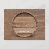 Rustic Wooden Barrel Wedding Carved BEWAAR DE DATU Aankondigingskaart (Voorkant)