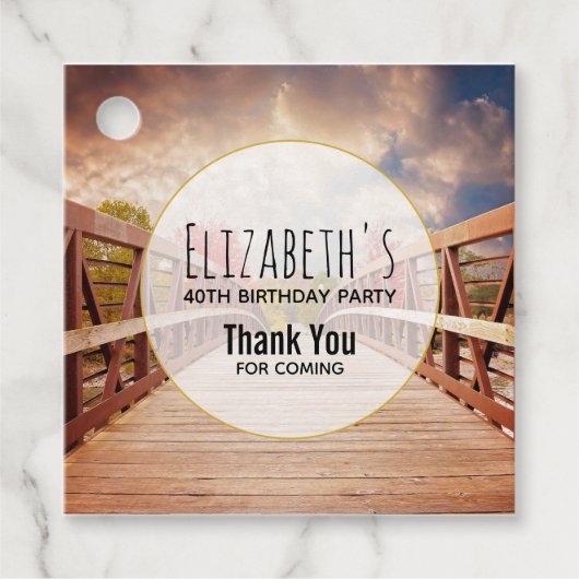 Rustic Wooden Bridge in het Land Birthday Bedankjes Labels (Voorkant)