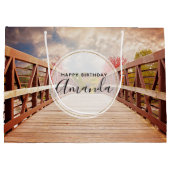 Rustic Wooden Bridge in het Land Birthday Groot Cadeauzakje (Achterkant)
