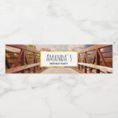 Rustic Wooden Bridge in het Land Birthday Waterfles Etiket (Enkel label)