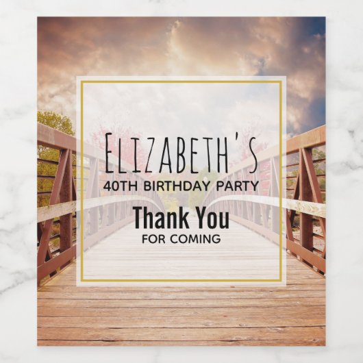 Rustic Wooden Bridge in het Land Birthday Wijn Etiket (Enkel label)