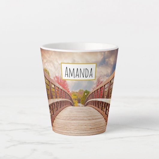 Rustic Wooden Bridge in het land Latte Mok (Voorkant)