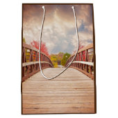 Rustic Wooden Bridge in het land Medium Cadeauzakje (Voorkant)
