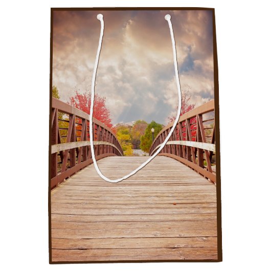 Rustic Wooden Bridge in het land Medium Cadeauzakje (Voorkant)