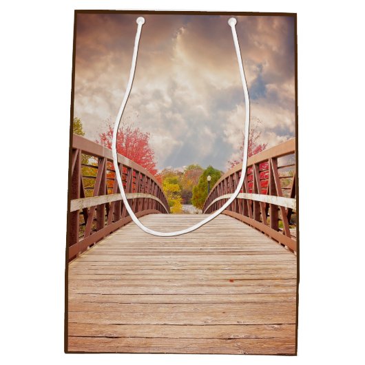 Rustic Wooden Bridge in het land Medium Cadeauzakje (Achterkant)