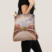 Rustic Wooden Bridge in het land Tote Bag (Dichtbij)