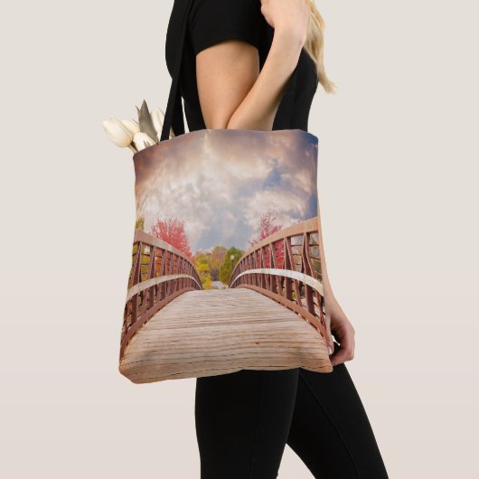 Rustic Wooden Bridge in het land Tote Bag (Dichtbij)