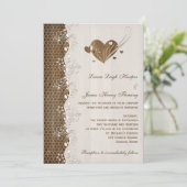 Rustic Woodgrain Floral Lace Hearts Wedding Invite Kaart (Staand voorkant)