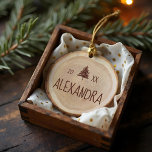 Rustic Woodgrain Slice Persoonlijke naam & foto Keramisch Ornament<br><div class="desc">Persoonlijke naam en foto, faux natuurlijk ornament van houtsnippers. Dit superboerenachtige ornament is voorzien van een faux-houtslice-achtergrond. Pas aan met naam en jaar. Tussen het jaar wordt een bijtende dennenboom toegevoegd. De achterkant kenmerkt een cirkelvormige Photomask om uw eigen favoriete foto toe te voegen. Dit is het perfecte ornament voor...</div>