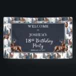 Rustic Woodsy Deer | Forest 18th Birthday Party Spandoek<br><div class="desc">Viel zijn verjaardag in roestachtige houtstijl met dit hertenpatroon, een natuur in de openlucht, het ontwerp van de "Birthday Party", met een verscheidenheid aan herten met evergroene bomen, bergen en sneeuw op een witte achtergrond aan de voorkant en een rustige faux donkerhoutachtergrond aan de achterkant. Composietontwerp per feestdag — design....</div>