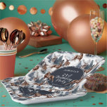 Rustic Woodsy Deer | Forest 21st Birthday Party Papieren Bordje<br><div class="desc">Viel zijn verjaardag in roestachtige houtstijl met dit hertenpatroon, een natuur in de openlucht, het ontwerp van de "Birthday Party", met een verscheidenheid aan herten met evergroene bomen, bergen en sneeuw op een witte achtergrond aan de voorkant en een rustige faux donkerhoutachtergrond aan de achterkant. Composietontwerp per feestdag — design....</div>