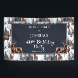 Rustic Woodsy Deer | Forest 40th Birthday Party Spandoek<br><div class="desc">Viel zijn verjaardag in roestachtige houtstijl met dit hertenpatroon, een natuur in de openlucht, het ontwerp van de "Birthday Party", met een verscheidenheid aan herten met evergroene bomen, bergen en sneeuw op een witte achtergrond aan de voorkant en een rustige faux donkerhoutachtergrond aan de achterkant. Composietontwerp per feestdag — design....</div>