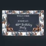 Rustic Woodsy Deer | Forest 40th Birthday Party Spandoek<br><div class="desc">Viel zijn verjaardag in roestachtige houtstijl met dit hertenpatroon, een natuur in de openlucht, het ontwerp van de "Birthday Party", met een verscheidenheid aan herten met evergroene bomen, bergen en sneeuw op een witte achtergrond aan de voorkant en een rustige faux donkerhoutachtergrond aan de achterkant. Composietontwerp per feestdag — design....</div>